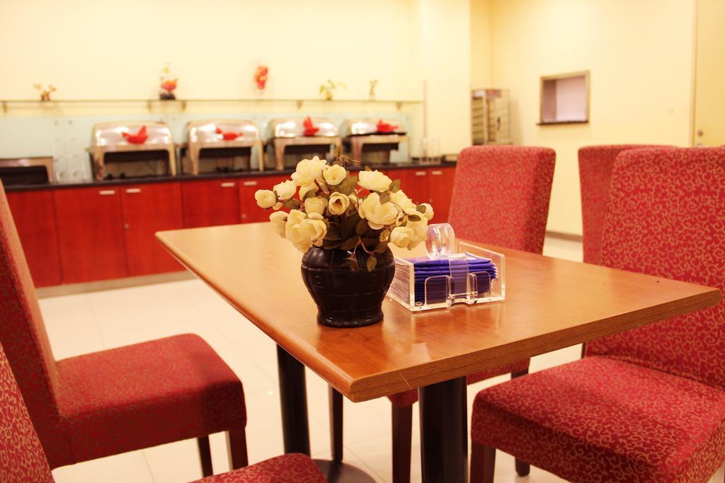 Hanting Express Wuhan Jiang Han Road Walking Street Екстер'єр фото